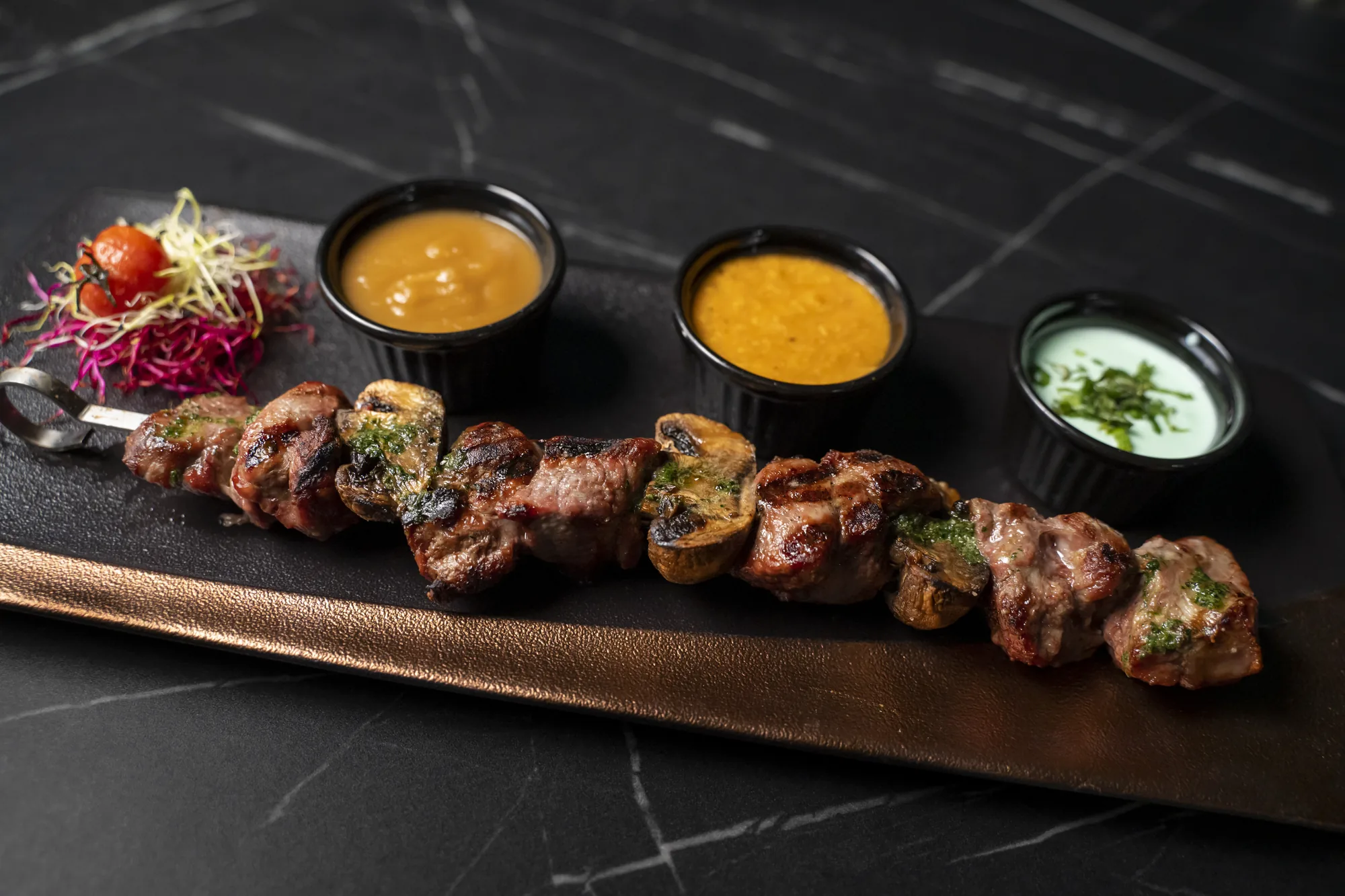 Brocheta de cordero con salsas en Oculto, Restaurante Nerja
